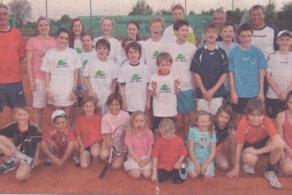 Gemeinsam Tennis spielen: Elf waschechte Hamburger trainierten mit dem Nachwuchs des TC Hengersberg, noch in diesem Jahr ist der Gegenbesuch im Norden geplant. (Foto: Marianne Grimm)