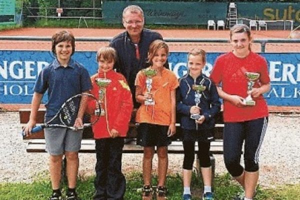 Vorsitzender Roman Preisinger mit vorn von links: David Weber, Jannik Rummler, Carmen Lehner, Luca Marie Praska, Roxana Frisch