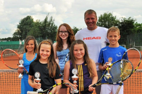 Erfolge bei Niederbayerischer Meisterschaft. Von links nach rechts: Carmen Lehner, Luca Marie Praska, Clara Drasch, Anna Schwiewagner, Vorsitzender Roman Preisinger und Marius Braun