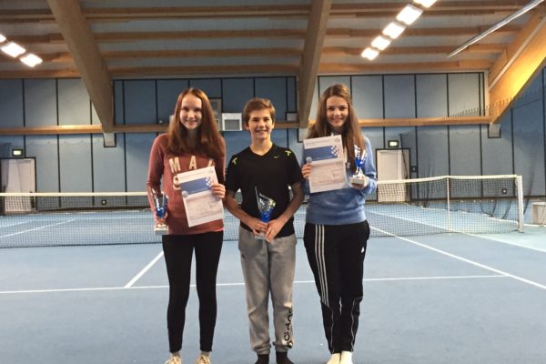 David Weber, der niederbayerische Meister U16 mit ClaraDrasch (links), Vizemeisterin U16 und Kathi Wagner, Dritte U16