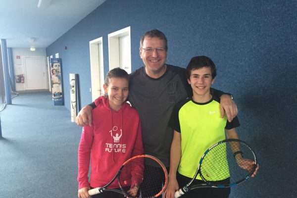 Der stolze Vorsitzende und Trainer Roman Preisinger mit seinen Schützlingen Carmen Lehner und David Weber