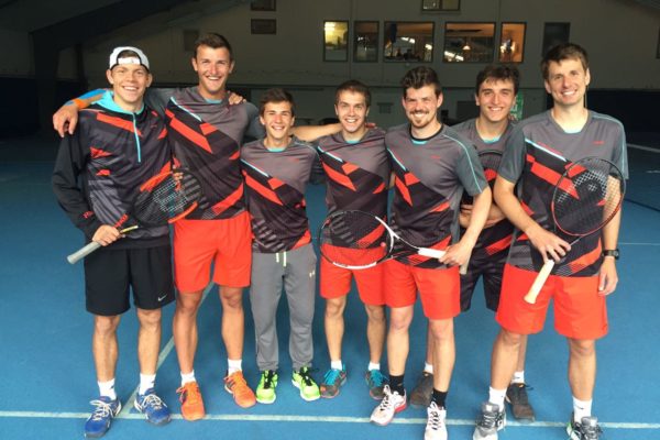 Das glückliche Herrenteam nach dem Erfolg in Feldkirchen: (v.l.) Gregor Ramskogler, Adrian Preisinger, David Weber, Jonathan Grimm, Johannes Streifeneder, David Dobler und David Simon.