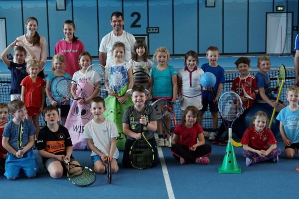 Die Kleinfeldkids mit einem Teil des Trainerteams, hinten von links nach rechts: Julia Kammerer, Carmen Lehner, Sigal Sterr und Stephan Drasch