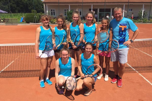 Die Juniorinnen behielten bis zum Schluss die Nerven (stehend v.l.): Roxana Frisch, Kathi Wagner, Julia Kammerer, Anne Apfelbeck, Carmen Lehner und 1. Vorsitzender sowie Trainer Roman Preisinger. Vorne v.l.: Clara Drasch und Diana Preisinger, es fehlt Theresa Gegenfurtner.