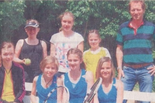 Der Regionalentscheid kann kommen: Die Niederalteicher Tennis-Mädchen eroberten im ersten Anlauf den Kreistitel und wollen noch mehr. Vom TCH sind vorne Magdalena Sagerer, Julia Kammerer und Carmen Lehner (2. bis. 4 v.l.) sowie hinten Iris Engl neben Betreuer Johannes Grimm