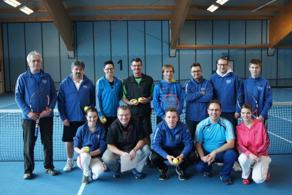 Ein Teil der Trainer/-innen mit dem Leiter der Veranstaltung, vorne v.l. Diana Preisinger, Roman Preisinger, Dominik Wagner, Stephan Drasch, Katharina Greilinger, hinten v.l. Karl-Heinz Backfisch, Michael Wendlandt, Simone Berger, Siegfried Sterr, Detlev Kreysing, Alexander Lehner, Markus Aichinger, Lukas Rauch
