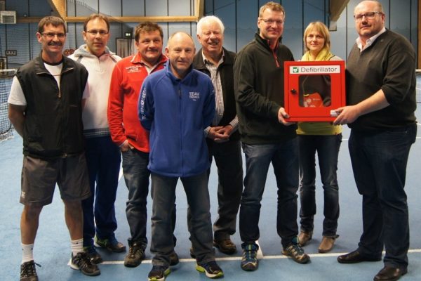Sie freuen sich, dass nun für den Notfall ein Defibrillator zur Verfügung steht, v.l. Sigi Sterr, Stephan Drasch, Egge Luksch, Paul Liebl, Heinz Klarl, Roman Preisinger, Andrea Kammerer und Peter Junghanns