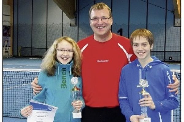 Roman Preisinger (1. Vorsitzender TCH) mit Clara Drasch und Jonathan Grimm