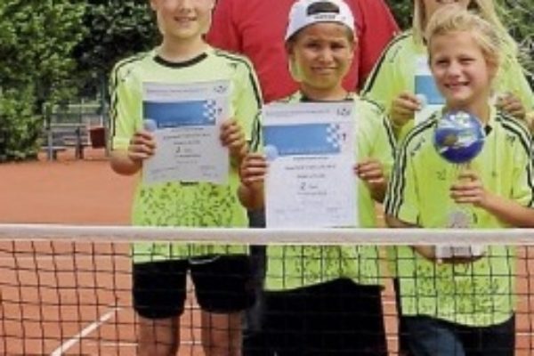 v. l. Marco Moser, Trainer Christian Wandinger, Noah El-Badrawi, Maria Wirth und Tabea Paternoster