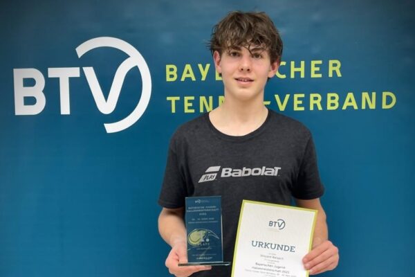 Der nächste Titel: Vincent Reisach, der ab dieser Saison für den TC Hengersberg aufschlägt, beeindruckte Experten und die Konkurrenz bei den Bayerischen Hallentennis-Meisterschaften. Foto: Privat